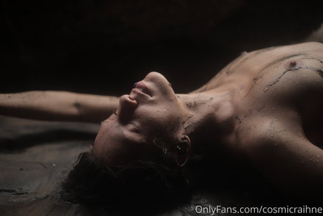 Naakte gelekte OnlyFans-foto van Touched By Nature