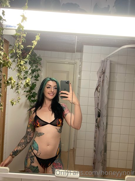 Alasti lekkinud OnlyFans-i pilt Honeyy Noir