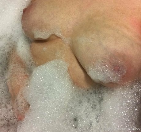 Nahá fotka uniklých OnlyFans od Ellyy