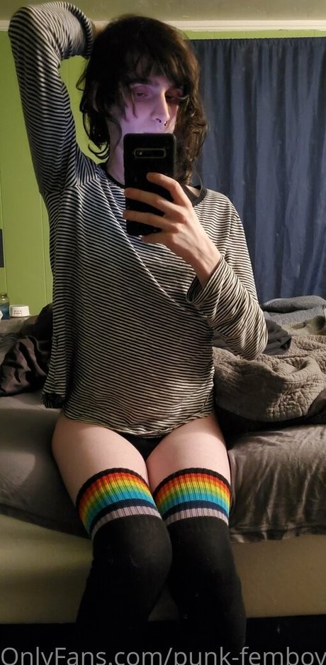 Naken lekkede OnlyFans-bilde av Punkfemboy
