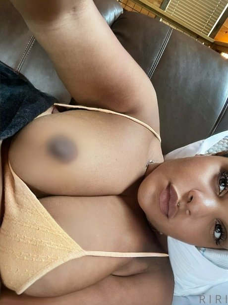 Naakte gelekte OnlyFans-foto van Weloveriri