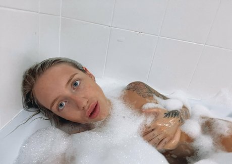 Nahá fotka uniklých OnlyFans od Emily Paul