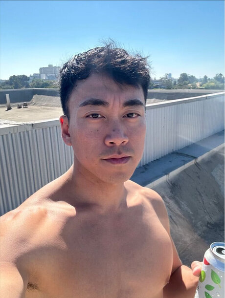 Naken lekkede OnlyFans-bilde av Max Yung
