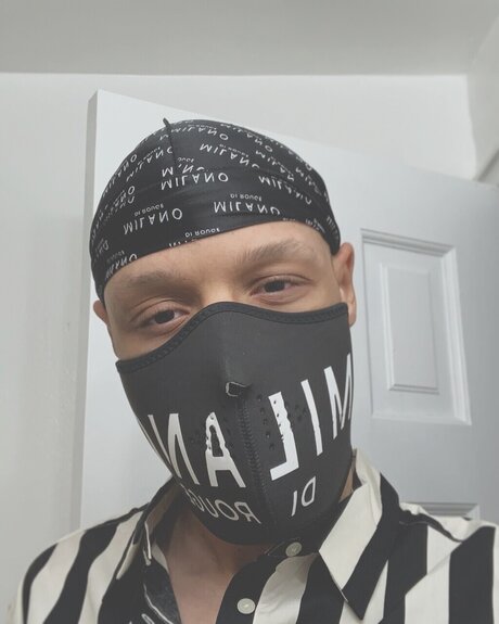 Naken lekkede OnlyFans-bilde av Maskedlightskin