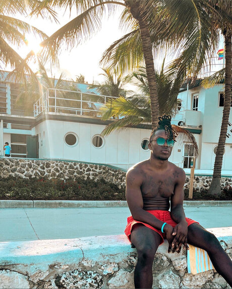 Naken läckt OnlyFans-bild av Secret Life