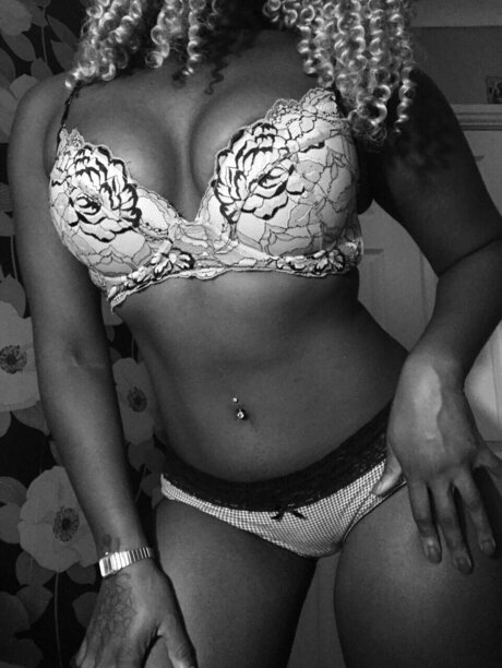 Alaston vuotanut OnlyFans-kuva Lusciouscurves