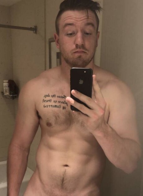 Naken lekkede OnlyFans-bilde av Harold Truist