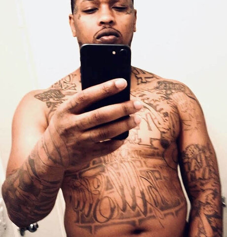 Naakte gelekte OnlyFans-foto van Stanley Earl