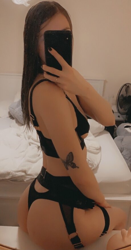 Naken lekkede OnlyFans-bilde av Flutterbyxoxo