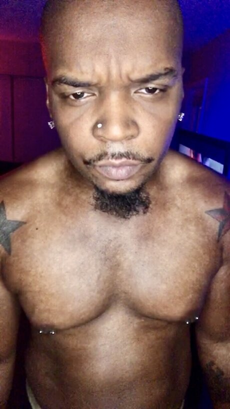 Naken lekkede OnlyFans-bilde av Blacklighting