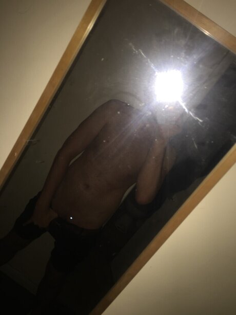 Naken lekkede OnlyFans-bilde av Simonbills