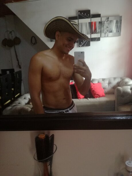 Naakte gelekte OnlyFans-foto van Kenny Regino