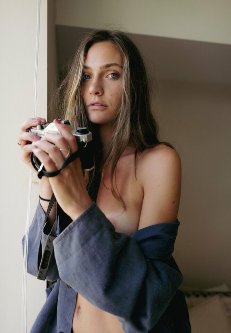 Naken lekkede OnlyFans-bilde av Emily Hall