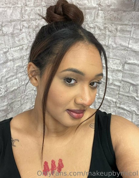 Naken lekkede OnlyFans-bilde av Makeupbymicol