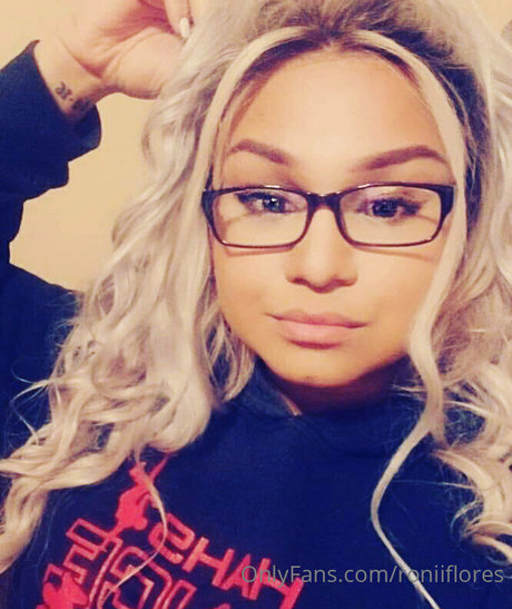 Naken lekkede OnlyFans-bilde av Roniiflores