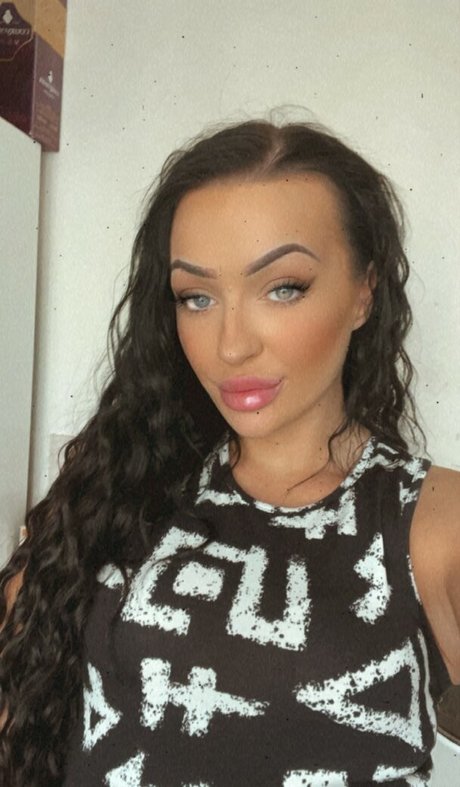 Uksophiasnow OnlyFans泄露裸照