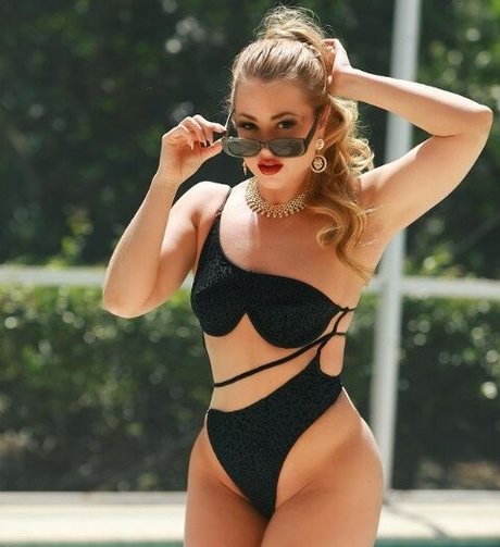 Rebecca Lawrence OnlyFansリークヌード写真