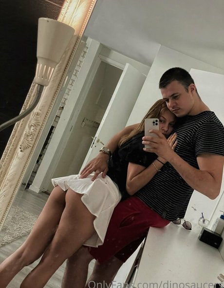 Nahá fotka uniklých OnlyFans od Dinosaucers