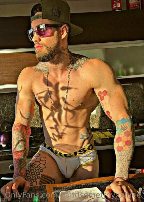 Nacktes geleaktes OnlyFans-Foto von Handsometroyxxlfree