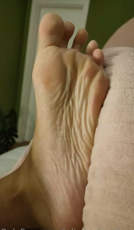 Naken lekkede OnlyFans-bilde av Juliebigfeetfree
