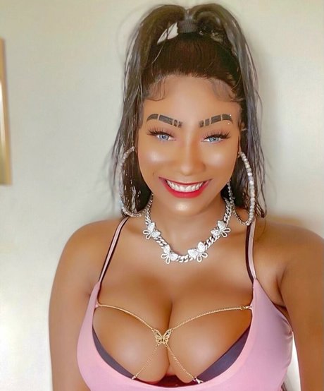 Nahá fotka uniklých OnlyFans od Cooliemonae