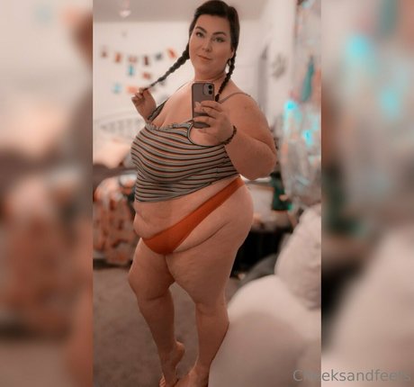 Nahá fotka uniklých OnlyFans od Cheeksandfeetsfree