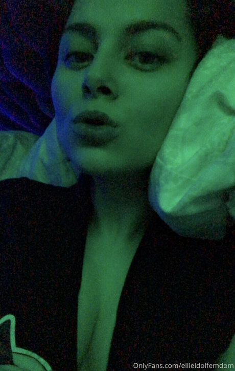 Nahá fotka uniklých OnlyFans od Ellieidolfemdom