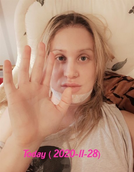 Avrilvixxxen  nude leaked OnlyFans photo