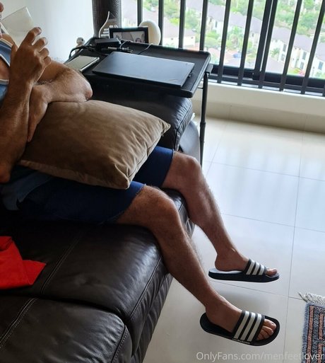 Naken lekkede OnlyFans-bilde av Menfeetlover