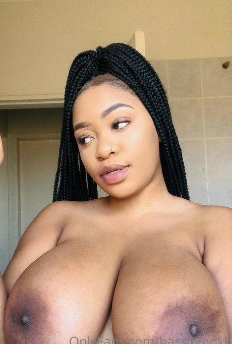 Naken läckt OnlyFans-bild av Bassiemok