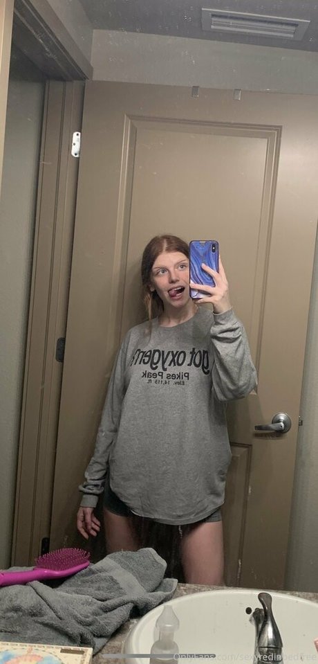 Sexyredinbedfree