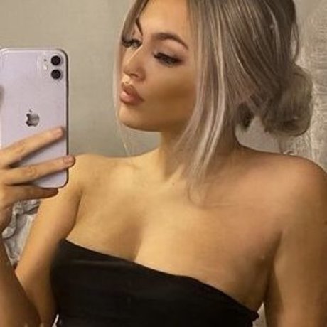 Nahá fotka uniklých OnlyFans od Cora Leilani
