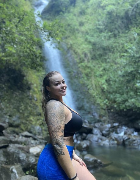 Thecurvyqueen01