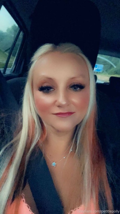 Naken läckt OnlyFans-bild av Petitiepolly