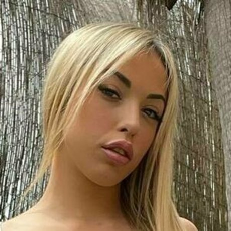 Naken läckt OnlyFans-bild av Brokelynbabe