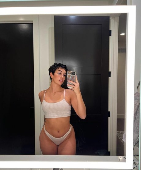 Naken läckt OnlyFans-bild av Gianna Evelyn