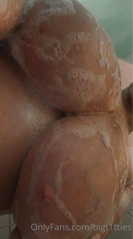 Bigt1tties  nude leaked OnlyFans photo