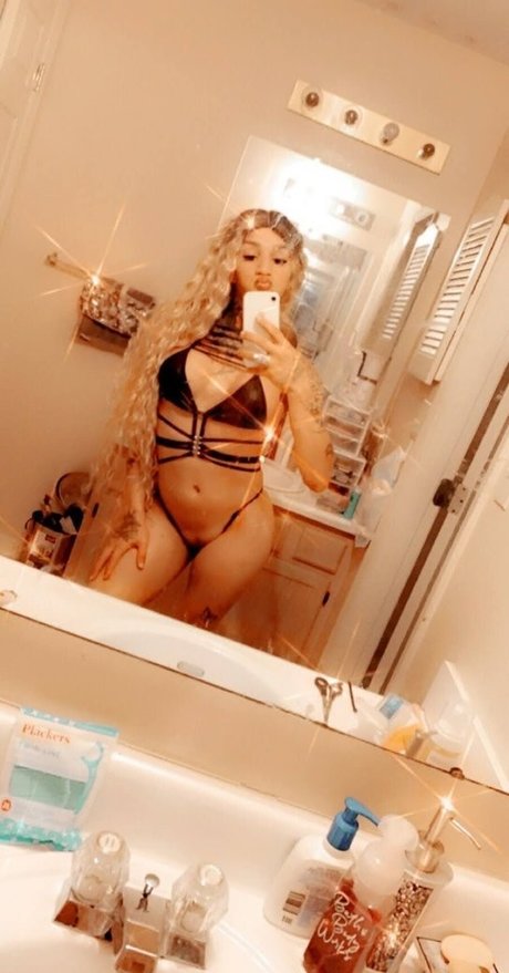 Naken lekkede OnlyFans-bilde av Kitty Hung