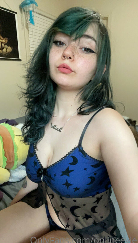 Naken läckt OnlyFans-bild av Onlineevie