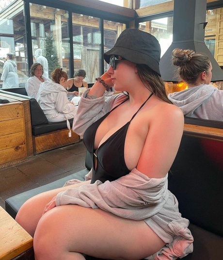 Nahá fotka uniklých OnlyFans od Sarah Bertrand