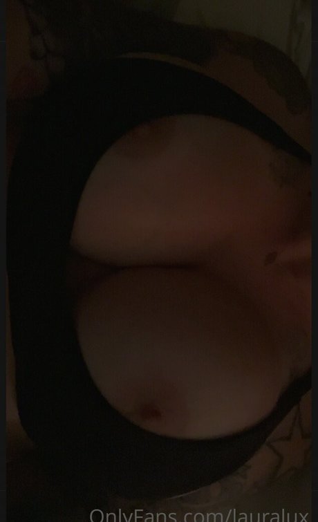 Naken lekkede OnlyFans-bilde av Laura Lux