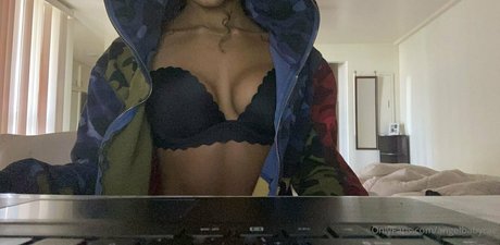 Naken läckt OnlyFans-bild av Angelbabyrae