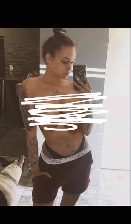 Naken lekkede OnlyFans-bilde av Lili Laskai