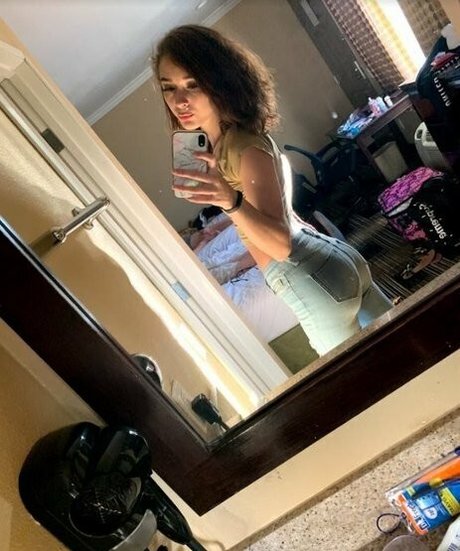 Naken lekkede OnlyFans-bilde av Babyautumnx