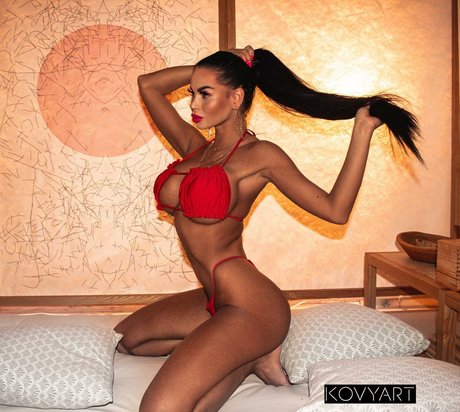 Naken lekkede OnlyFans-bilde av Adriane Linn