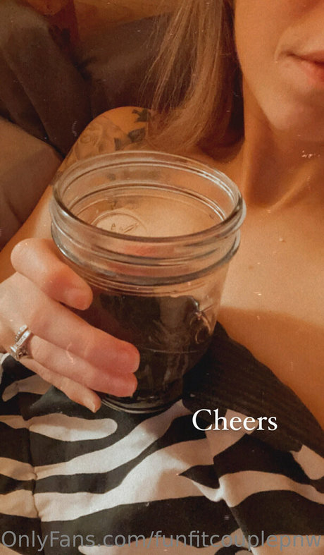 Naken lekkede OnlyFans-bilde av Funfitcouplepnw