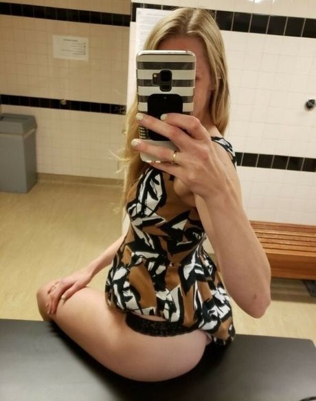 Nahá fotka uniklých OnlyFans od Office Sluts