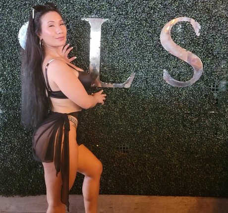 Naken läckt OnlyFans-bild av Tina Kham