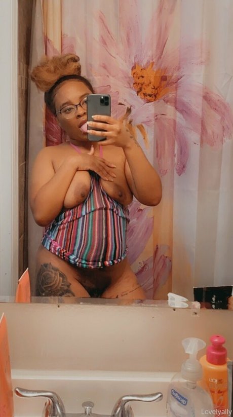 Naken lekkede OnlyFans-bilde av Allysquirtss