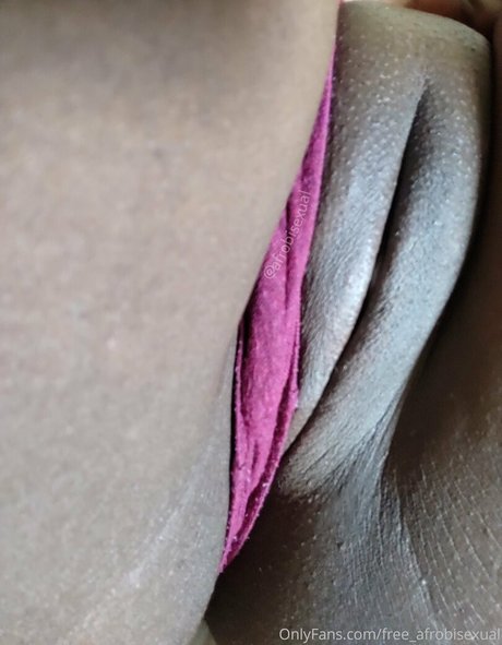 Alasti lekkinud OnlyFans-i pilt Freeafrobisexual